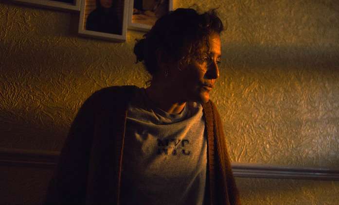 Restless: Bezohlední sousedé v novém thrilleru vytočí hrdinku k šílenství | Fandíme filmu