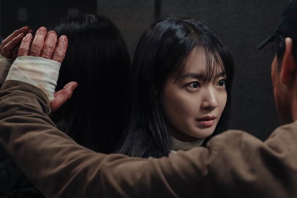 Karma: Hvězdy Hry na oliheň v novém kriminálním thrilleru od Netflixu | Fandíme serialům
