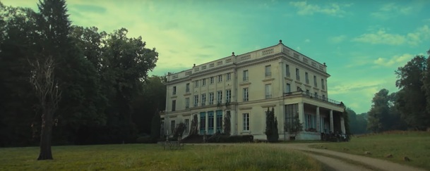 Ghosts: V nové hororové komedii se rodina nastěhuje do domu, kde straší | Fandíme serialům