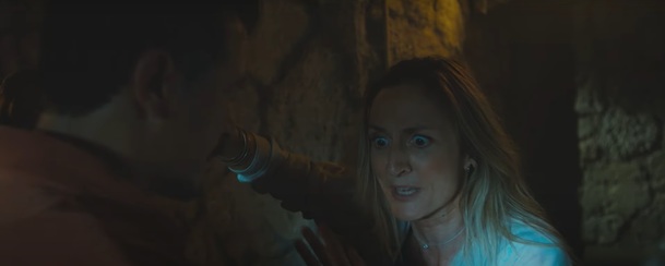 Ghosts: V nové hororové komedii se rodina nastěhuje do domu, kde straší | Fandíme serialům
