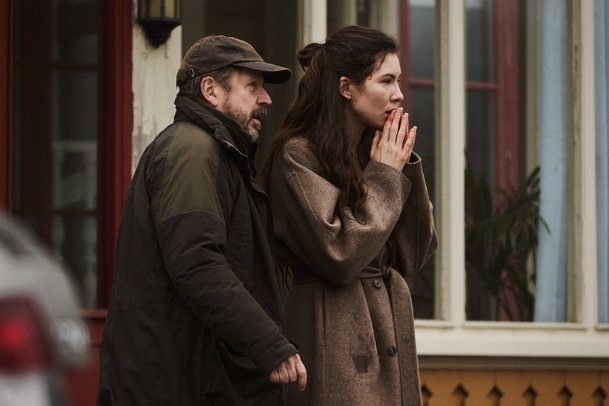 Pod skleněnou kupolí: Netflix přináší mrazivý seriál o dívčích únosech | Fandíme serialům
