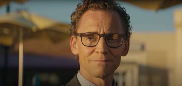 Chuckův život: Prožijte s Tomem Hiddlestonem život pozpátku v nové ukázce | Fandíme filmu