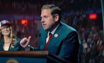 Cut Off: Jonah Hill točí příběh rozmazlených zazobanců, které rodiče odstřihnou | Fandíme filmu