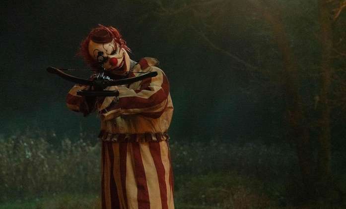 Klaun v kukuřičném poli: Do českých kin míří horor  s rozšklebeným zabijákem | Fandíme filmu