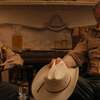 California King: Zamilovaný idiot unese své vyvolené bratra, aby ji získal | Fandíme filmu