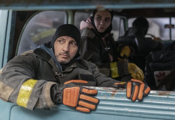 Eternaut: Mimozemšťané zavalili Zem toxickým sněhem a útočí | Fandíme serialům