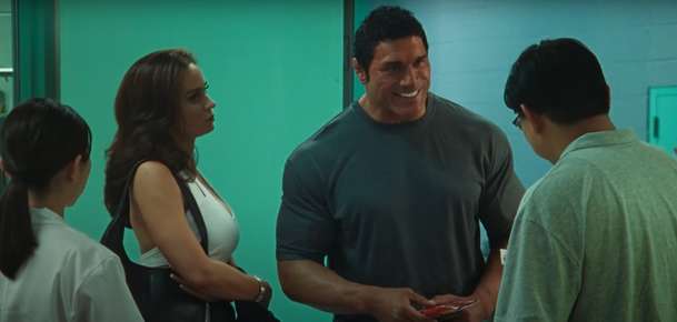 Mlátička: K nepoznání proměněný The Rock vstupuje v 1. traileru do ringu | Fandíme filmu