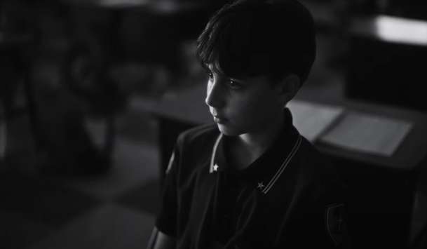 The School Duel: Ve znepokojivém thrilleru se děti pod dohledem úřadů střílí navzájem | Fandíme filmu