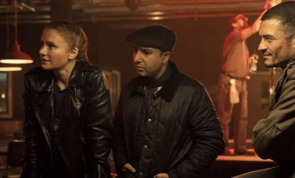 Deep Cover: Orlando Bloom si v krimi komedii doslova hraje na zločince - trailer | Fandíme filmu