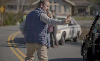 Sharp Corner: V psychologickým thrilleru je Ben Foster posedlý autonehodami před domem | Fandíme filmu