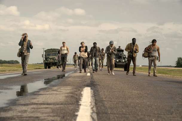 Dlouhý pochod: Trailer odhaluje thriller, kde zastavit znamená násilně zemřít | Fandíme filmu