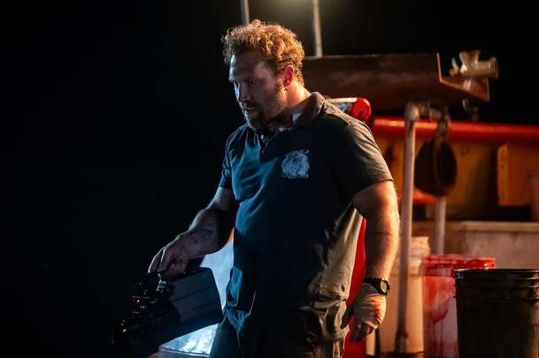 Dangerous Animals: Nový trailer thrilleru o zabijákovi, co rituálně krmí žraloky | Fandíme filmu