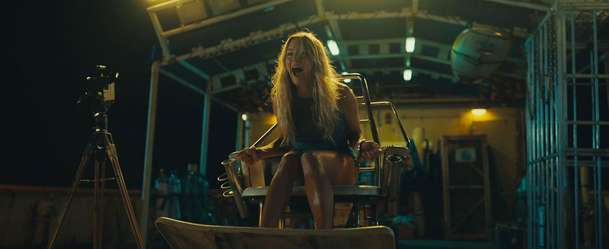 Dangerous Animals: Nový trailer thrilleru o zabijákovi, co rituálně krmí žraloky | Fandíme filmu