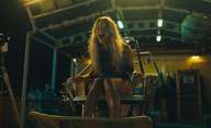 Dangerous Animals: Nový trailer thrilleru o zabijákovi, co rituálně krmí žraloky | Fandíme filmu