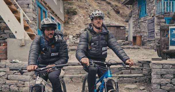 Magoři na kole: Dva Češi se pokusili o rekordní sjezd velehory na kole | Fandíme filmu