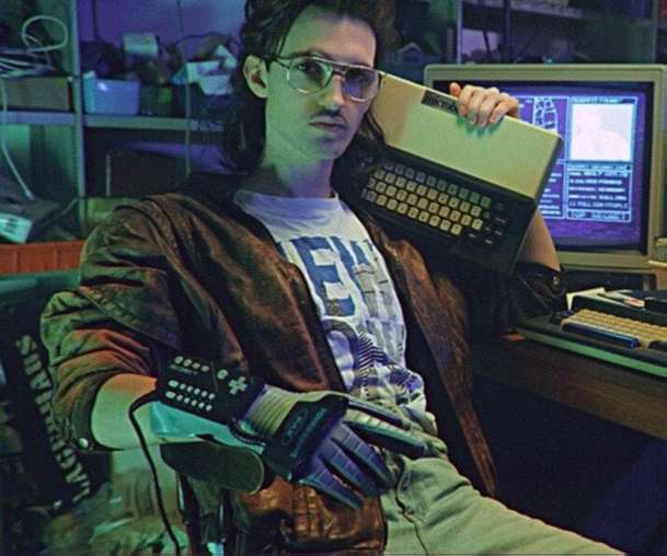 Kung Fury 2: Desetiminutová upoutávka představuje akční zběsilost s Arnoldem | Fandíme filmu
