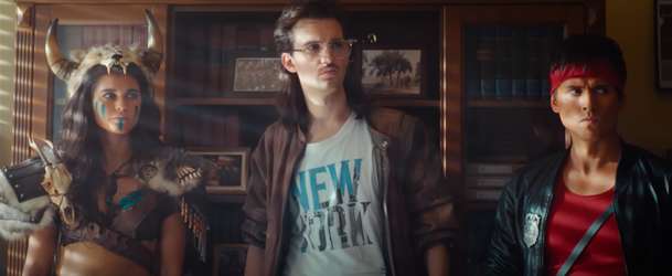 Kung Fury 2: Desetiminutová upoutávka představuje akční zběsilost s Arnoldem | Fandíme filmu