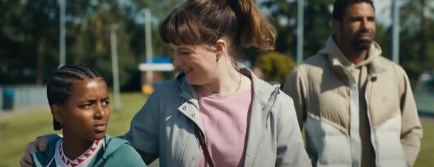 Fotbaloví rodiče: Netflix v nové komedii ztvárnil peklo "koučujících" rodičů | Fandíme serialům