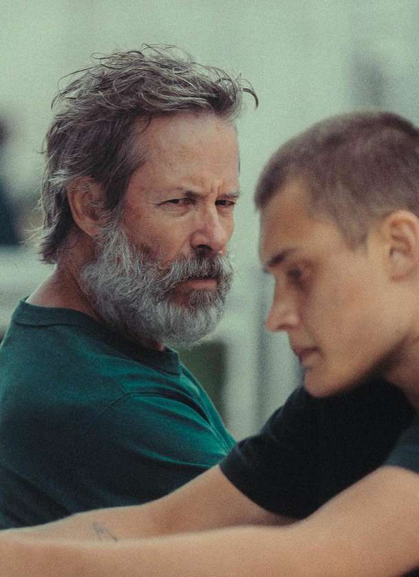 Inside: Guy Pearce ve vězeňském dramatu zasvěcuje mladého trestance | Fandíme filmu