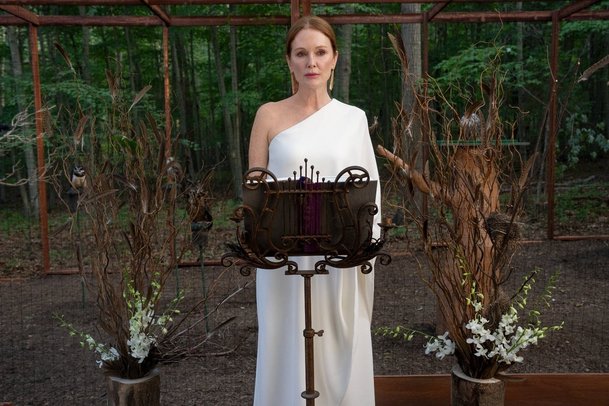 Sirény: Julianne Moore vede kult v nové mysteriózní komedii od Netflixu | Fandíme serialům