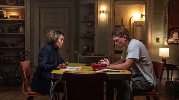 Dopaden při činu: Hrdina se dostane do problémů, protože hlídá kočku | Fandíme filmu