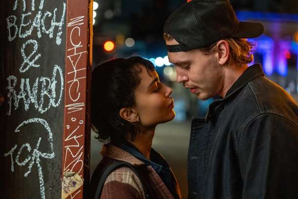 Dopaden při činu: Hrdina se dostane do problémů, protože hlídá kočku | Fandíme filmu