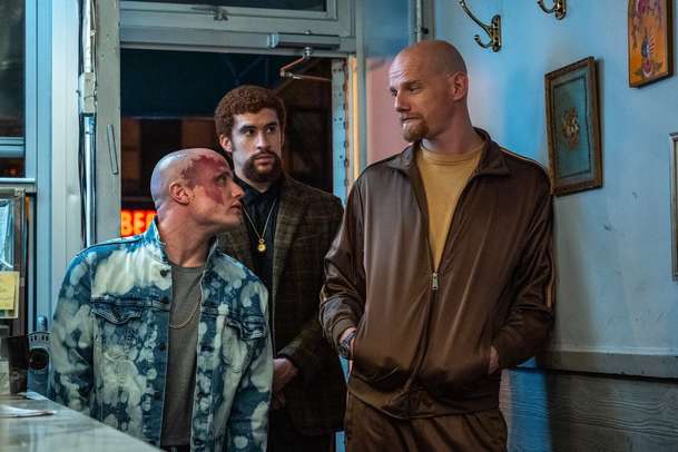 Dopaden při činu: Hrdina se dostane do problémů, protože hlídá kočku | Fandíme filmu