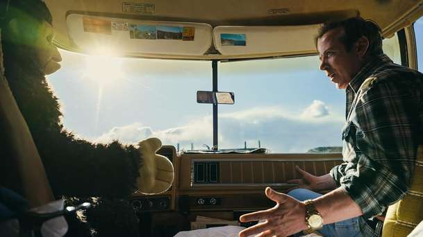 Sunlight: Hrdinka nové dramedie se vyrovnává s traumatem převlékáním za opici | Fandíme filmu