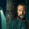 Off the Grid: Pronásledovaný vědec si v lese hraje na Ramba | Fandíme filmu