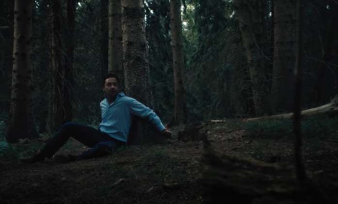 Bark: Ve znepokojivém thrilleru je muž připoutaný ke stromu a neví proč | Fandíme filmu