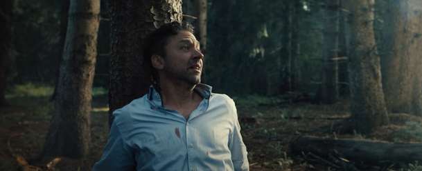 Bark: Ve znepokojivém thrilleru je muž připoutaný ke stromu a neví proč | Fandíme filmu