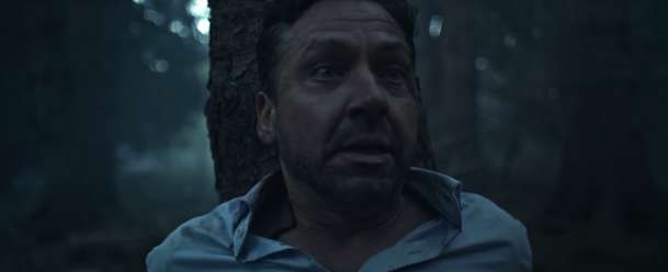 Bark: Ve znepokojivém thrilleru je muž připoutaný ke stromu a neví proč | Fandíme filmu