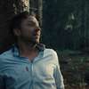 Bark: Ve znepokojivém thrilleru je muž připoutaný ke stromu a neví proč | Fandíme filmu