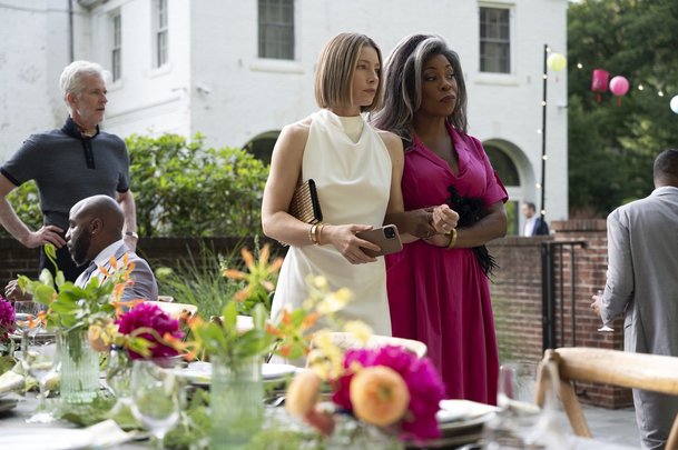 Ta lepší z nás: Sestry Jessica Biel a Elizabeth Banks vyšetřují vraždu | Fandíme serialům