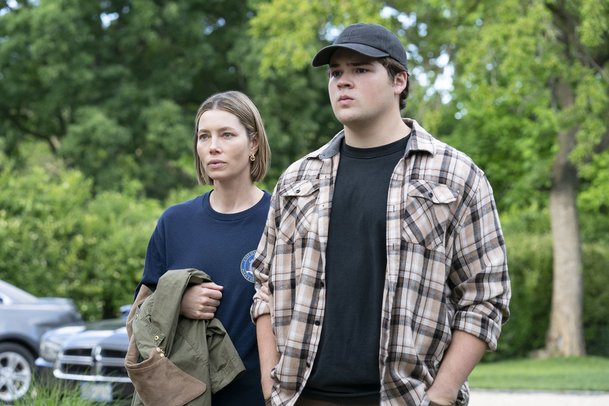 Ta lepší z nás: Sestry Jessica Biel a Elizabeth Banks vyšetřují vraždu | Fandíme serialům