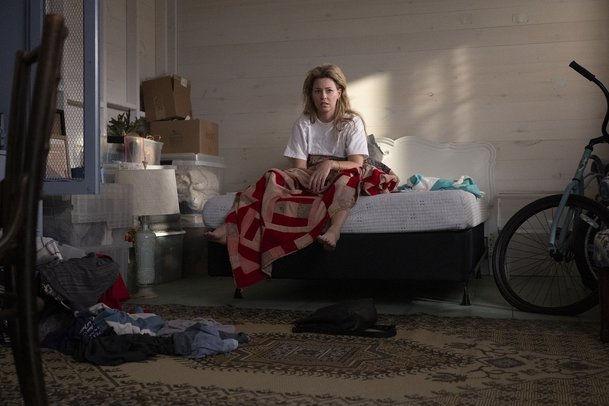 Ta lepší z nás: Sestry Jessica Biel a Elizabeth Banks vyšetřují vraždu | Fandíme serialům