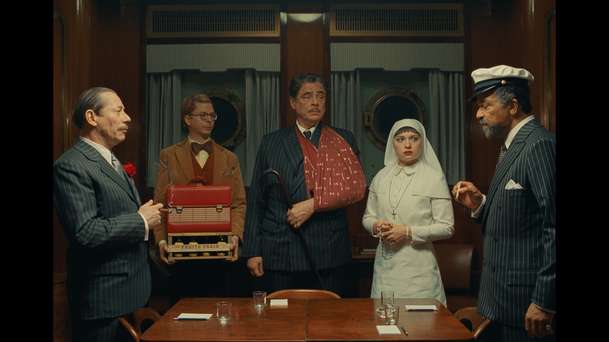 Fénické spiknutí: Jeptiška pátrá, kdo konstantně zkouší zabít jejího bohatého otce | Fandíme filmu