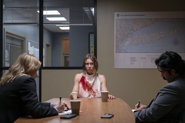 Ta lepší z nás: Sestry Jessica Biel a Elizabeth Banks vyšetřují vraždu | Fandíme serialům