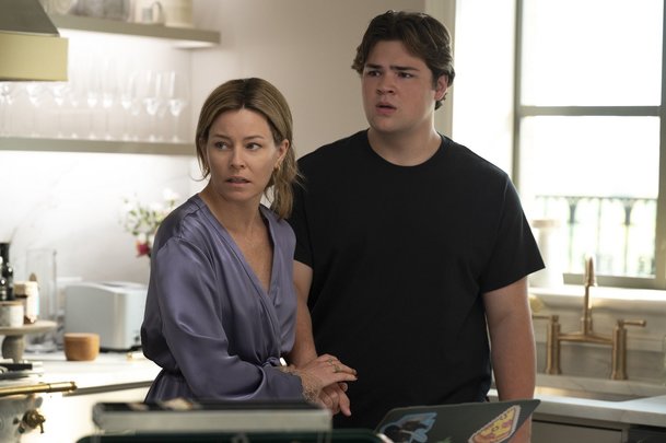 Ta lepší z nás: Sestry Jessica Biel a Elizabeth Banks vyšetřují vraždu | Fandíme serialům