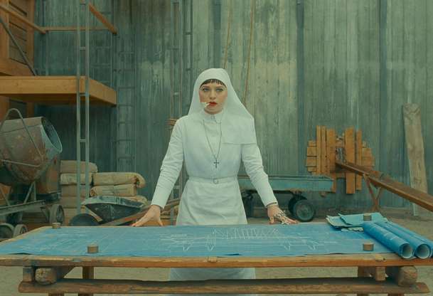 Fénické spiknutí: Jeptiška pátrá, kdo konstantně zkouší zabít jejího bohatého otce | Fandíme filmu
