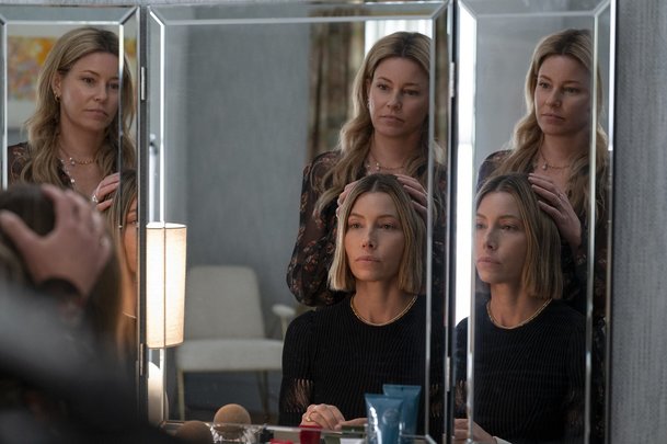 Ta lepší z nás: Sestry Jessica Biel a Elizabeth Banks vyšetřují vraždu | Fandíme serialům