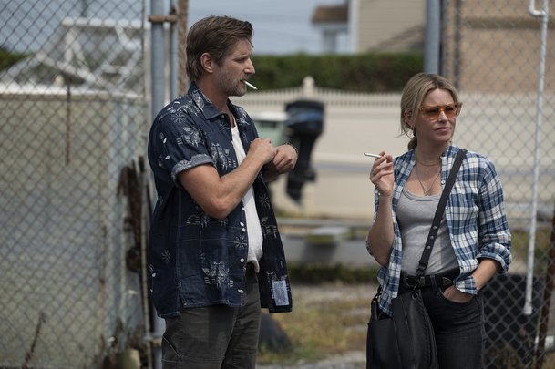 Ta lepší z nás: Sestry Jessica Biel a Elizabeth Banks vyšetřují vraždu | Fandíme serialům