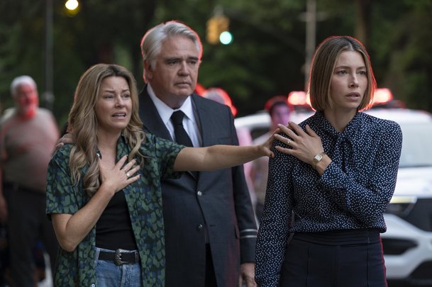 Ta lepší z nás: Sestry Jessica Biel a Elizabeth Banks vyšetřují vraždu | Fandíme serialům