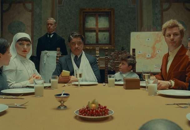 Fénické spiknutí: Jeptiška pátrá, kdo konstantně zkouší zabít jejího bohatého otce | Fandíme filmu