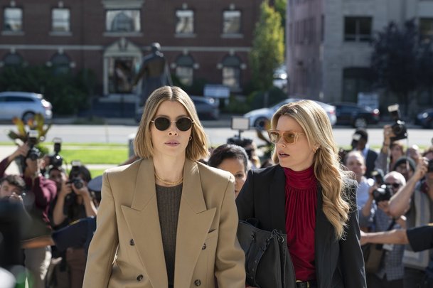 Ta lepší z nás: Sestry Jessica Biel a Elizabeth Banks vyšetřují vraždu | Fandíme serialům