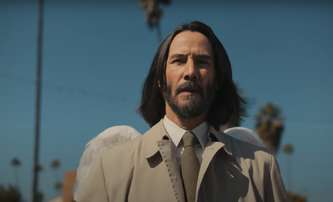 Shiver: Keanu Reevese tolikrát sežerou děsiví žraloci, že to začne být vtipné | Fandíme filmu