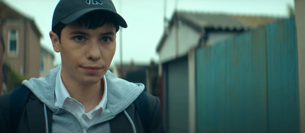 What It Feels Like For A Girl: Dospívat jako transgender v dělnické čtvrti je drsná výzva | Fandíme serialům