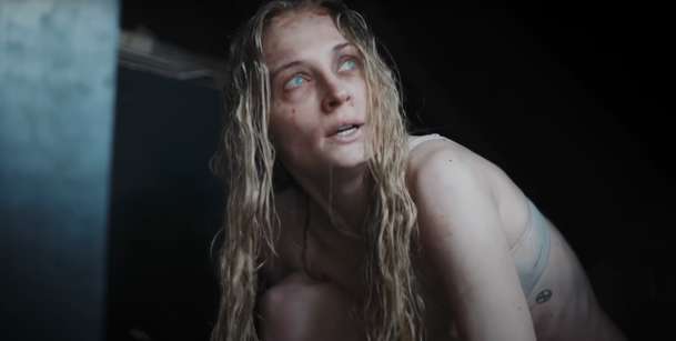 Trust: Sophie Turner v odříznuté chatě čelí útoku násilných výtržníků | Fandíme filmu