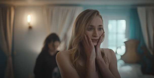 Trust: Sophie Turner v odříznuté chatě čelí útoku násilných výtržníků | Fandíme filmu
