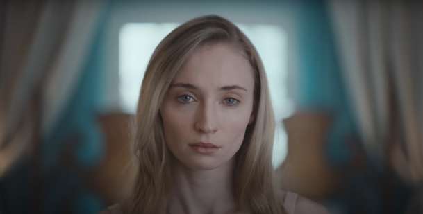 Trust: Sophie Turner v odříznuté chatě čelí útoku násilných výtržníků | Fandíme filmu